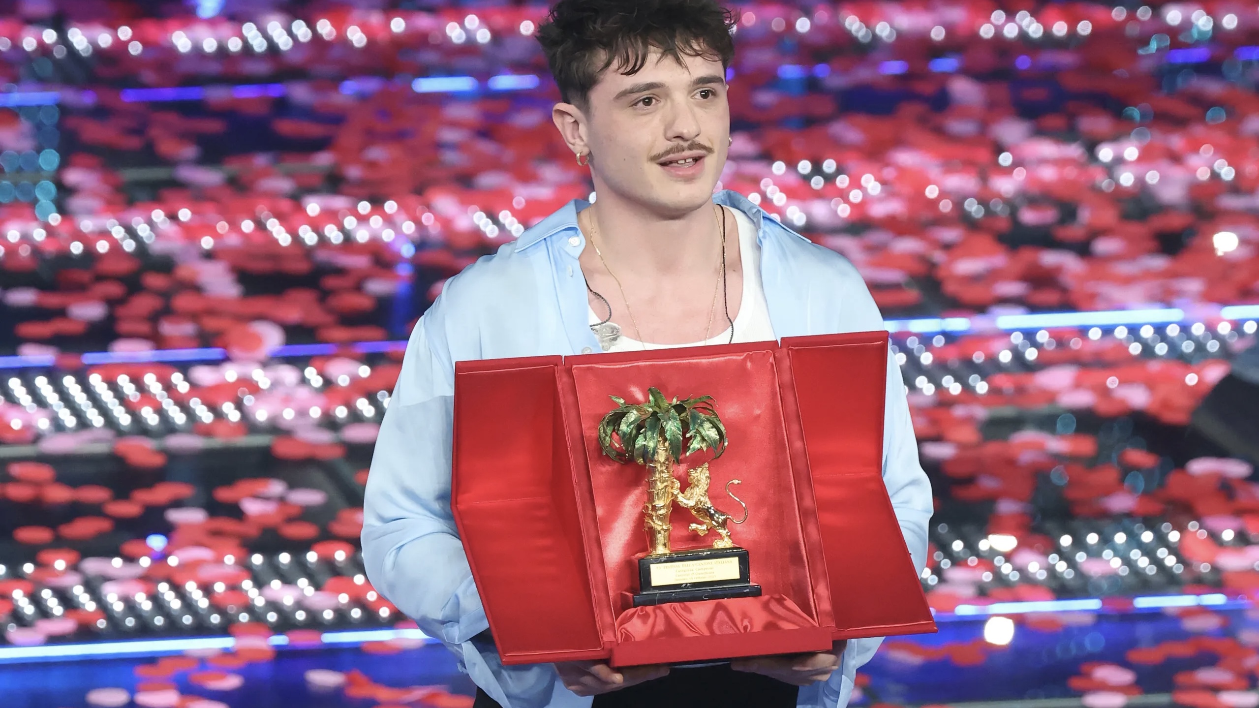 Un anno fa Olly trionfava a Sanremo